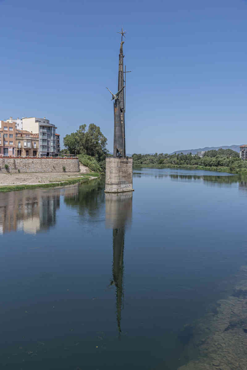 Tarragona - Tortosa 11 - monumento a los Combatientes que hallaron Gloria en la Batalla del Ebro.jpg
